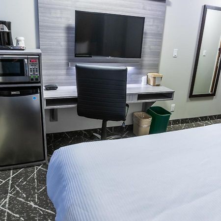 Microtel Inn & Suites By Wyndham Ллойдмінстер Екстер'єр фото