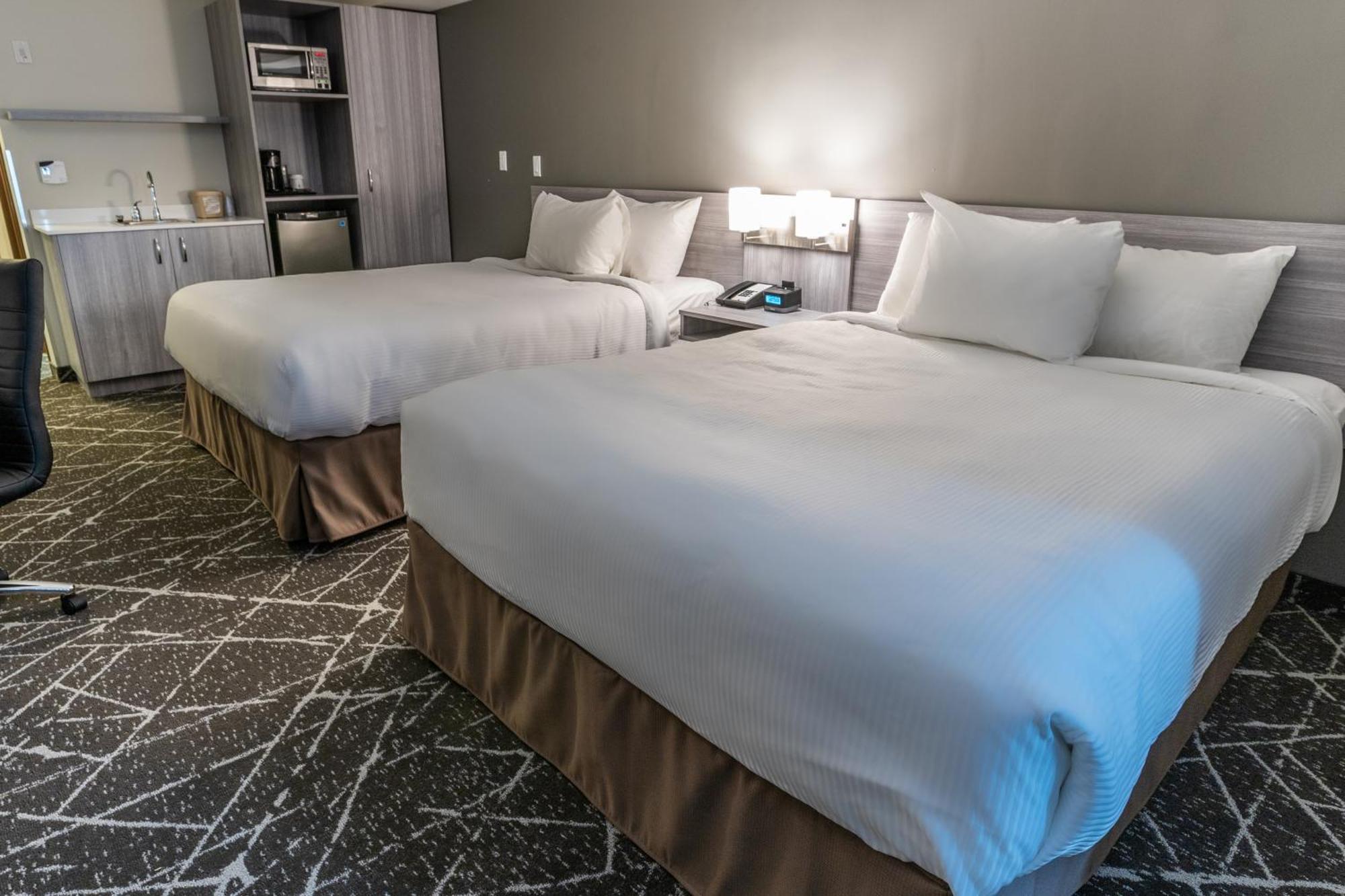 Microtel Inn & Suites By Wyndham Ллойдмінстер Екстер'єр фото