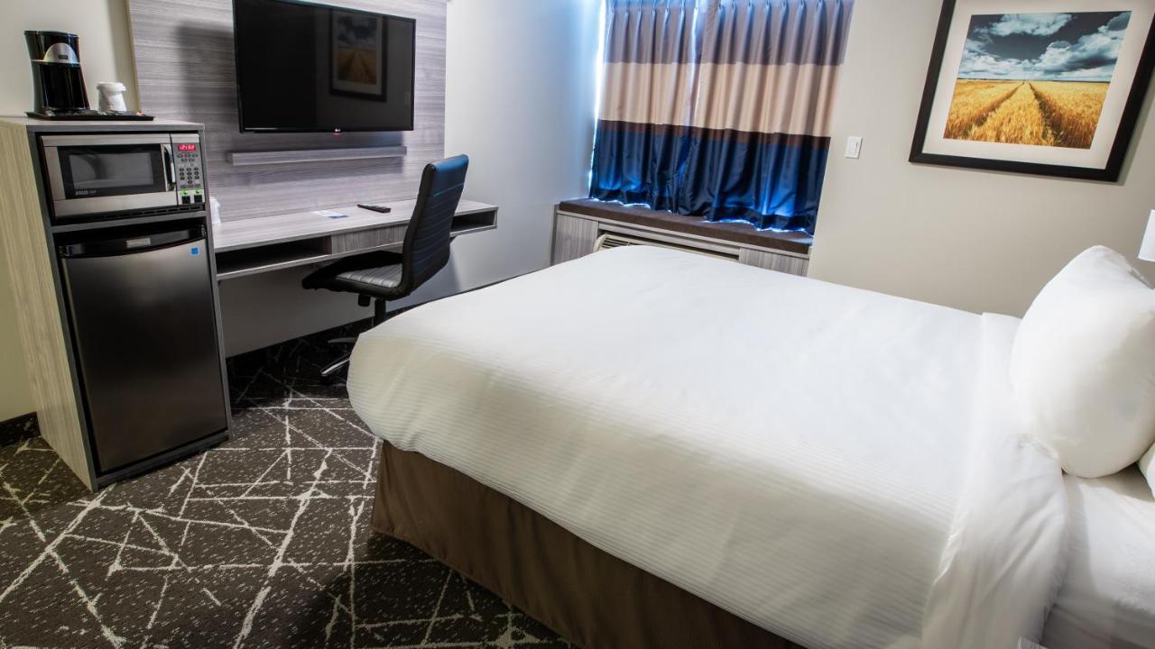 Microtel Inn & Suites By Wyndham Ллойдмінстер Екстер'єр фото