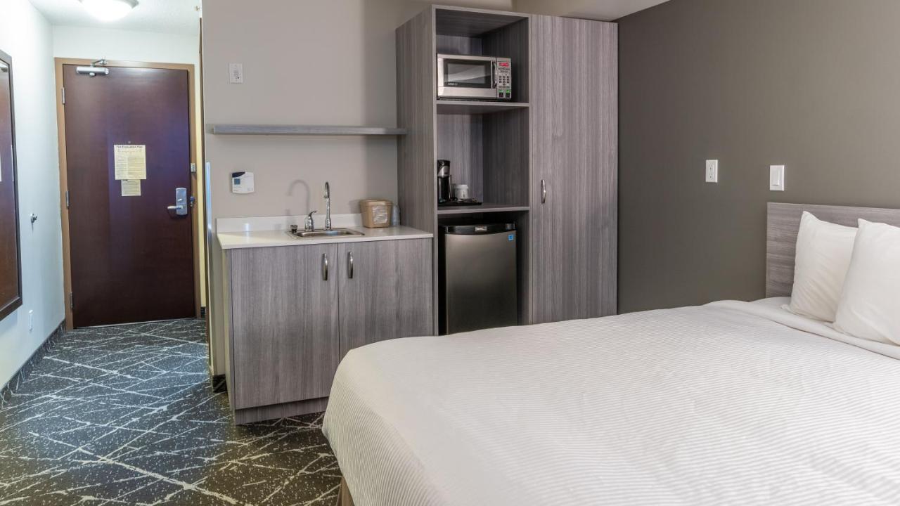 Microtel Inn & Suites By Wyndham Ллойдмінстер Екстер'єр фото