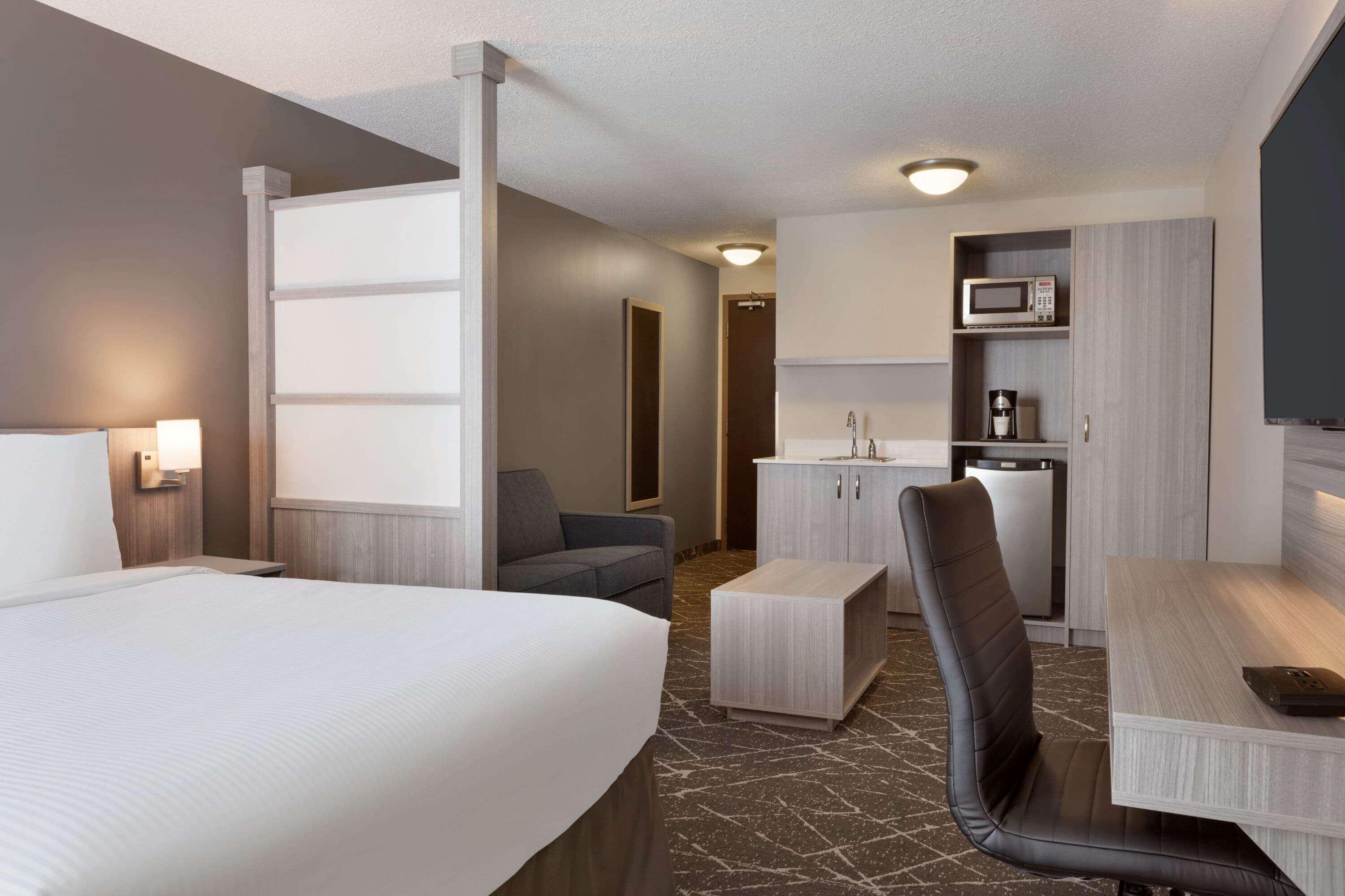 Microtel Inn & Suites By Wyndham Ллойдмінстер Екстер'єр фото