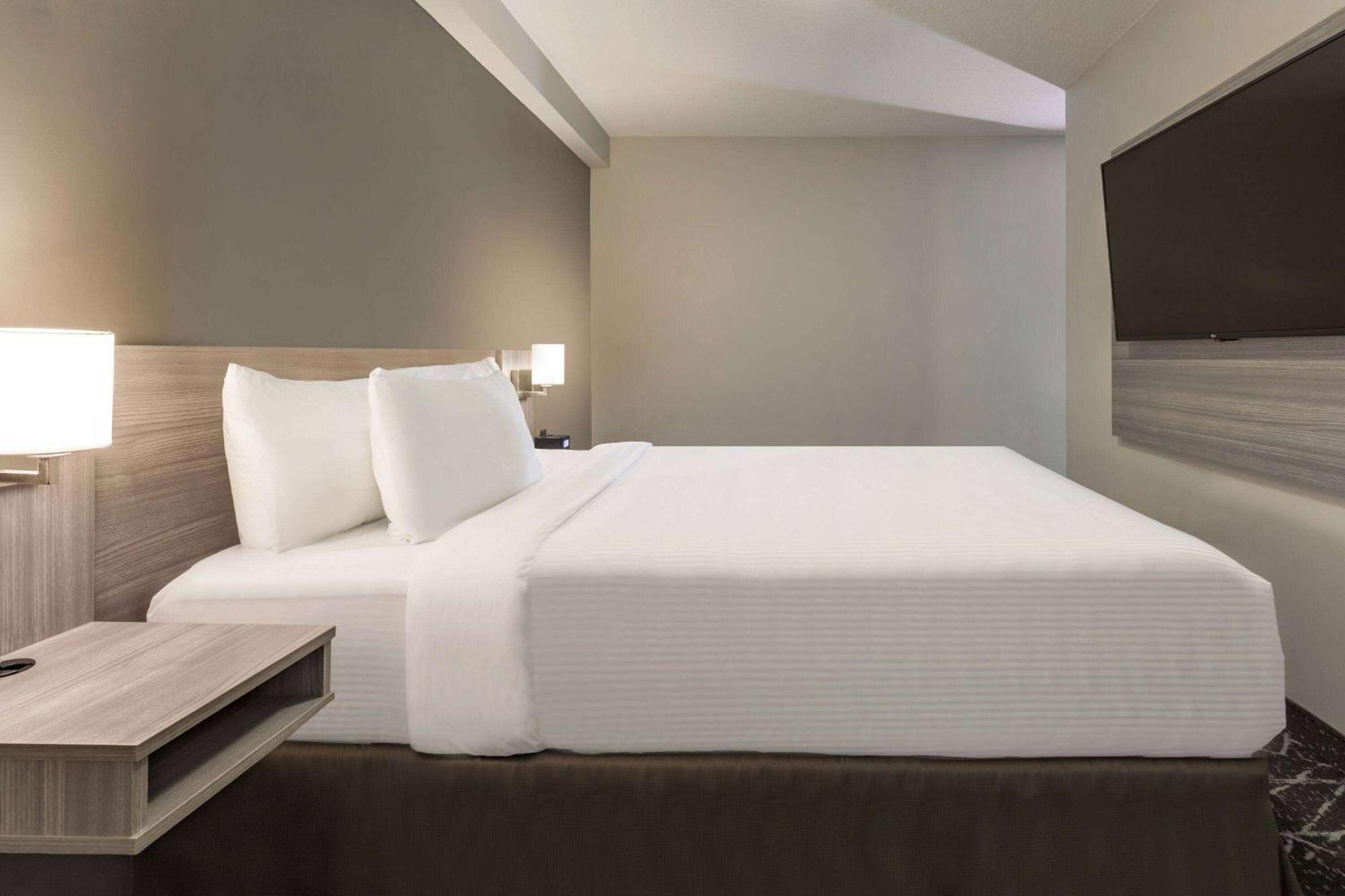 Microtel Inn & Suites By Wyndham Ллойдмінстер Екстер'єр фото